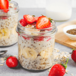 OVERNIGHT OATS DE MORANGO E BANANA