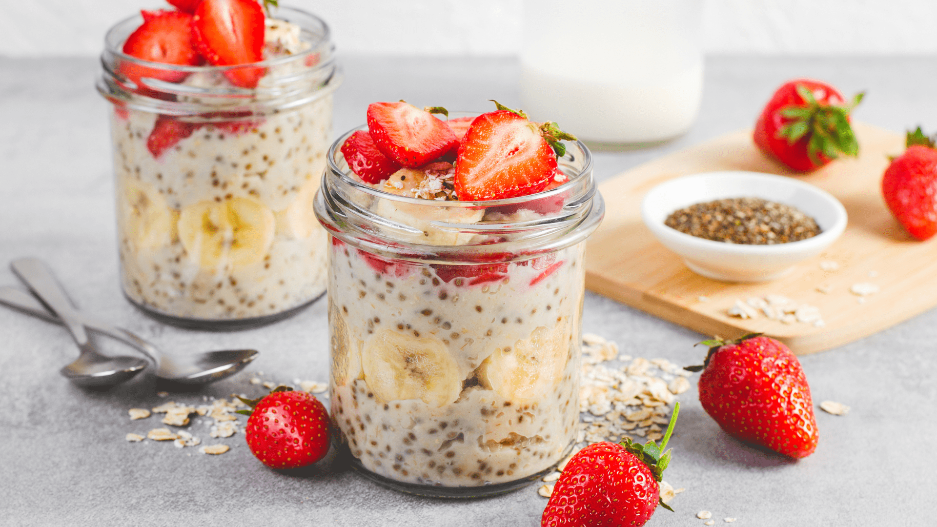 OVERNIGHT OATS DE MORANGO E BANANA